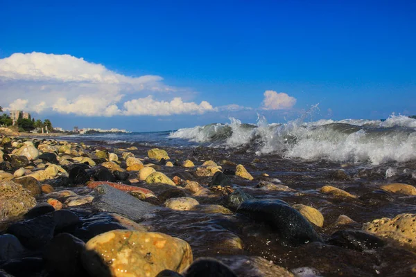 Χωρίζει Κύματα Από Τους Βράχους Στη Θάλασσα — Φωτογραφία Αρχείου