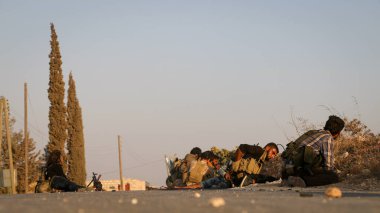 Halep, Suriye, 17 Nisan 2016: Ağır silah sesleri arasında koşan askerler