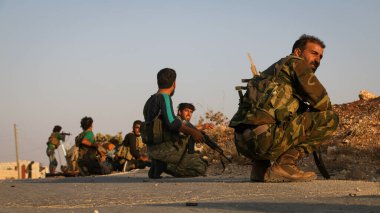 Halep, Suriye, 17 Nisan 2016: Ağır silah sesleri arasında koşan askerler