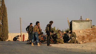 Halep, Suriye, 17 Nisan 2016: Ağır silah sesleri arasında koşan askerler