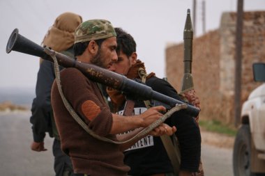 Halep, Suriye, 17 Nisan 2016: Ağır silah sesleri arasında koşan askerler