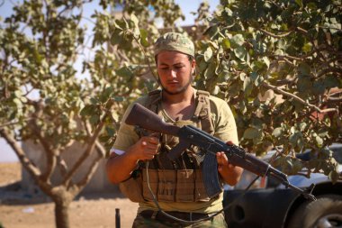 Halep, Suriye, 17 Nisan 2016: Ağır silah sesleri arasında koşan askerler