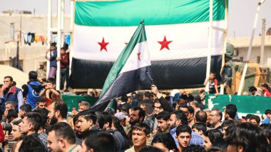 Halep, Suriye 18 Ekim 2018A Suriye devriminin bayraklarını taşıyan gösteri Idlib 'in bombalanmasına son verilmesi çağrısında bulundu.