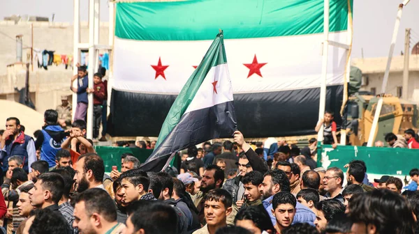 Halep, Suriye 18 Ekim 2018A Suriye devriminin bayraklarını taşıyan gösteri Idlib 'in bombalanmasına son verilmesi çağrısında bulundu.