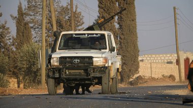 Halep, Suriye 17 Mart 2017: Suriyeli silahlı muhalif savaşçıların makineli tüfekleriyle ateş etmek.