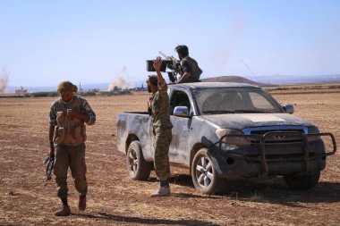 Halep, Suriye 17 Mart 2017: Suriyeli silahlı muhalif savaşçıların makineli tüfekleriyle ateş etmek.