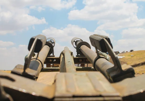 2017年3月12日 叙利亚阿勒颇 士兵们站在装甲车武器上 目标上配备了可用于作战的坦克机枪 — 图库照片