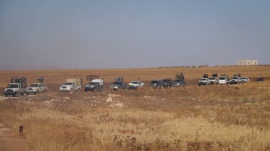 Halep, Suriye 12 Mart 2017: Askerler askeri araç ve arabaların üzerinde duruyorlar