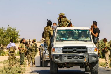 Halep, Suriye 12 Mart 2017: Askerler askeri araç ve arabaların üzerinde duruyorlar