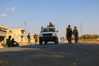 Halep, Suriye 12 Mart 2017: Askerler askeri araç ve arabaların üzerinde duruyorlar