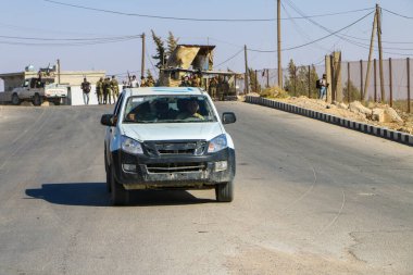 Halep, Suriye 12 Mart 2017: Askerler askeri araç ve arabaların üzerinde duruyorlar
