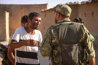 Halep, Suriye 13 Mart 2017: Yaşlı bir adam şehri özgürleştirdikten sonra bir askeri kucakladı.