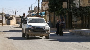 Halep, Suriye 13 Mart 2017: Yaşlı bir adam şehri özgürleştirdikten sonra bir askeri kucakladı.