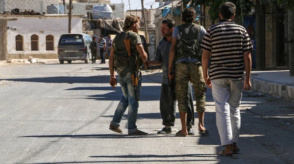 Halep, Suriye 13 Mart 2017: Yaşlı bir adam şehri özgürleştirdikten sonra bir askeri kucakladı.