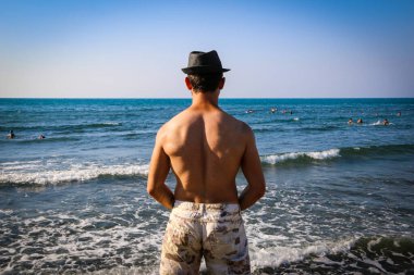 İstanbul, Türkiye 02 Mart 2019: Şapkalı bir genç denize sırtını döndü