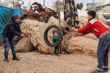 Halep, Suriye, 10 Aralık 2019: Kampta bir grup mülteci çocuk oynuyor