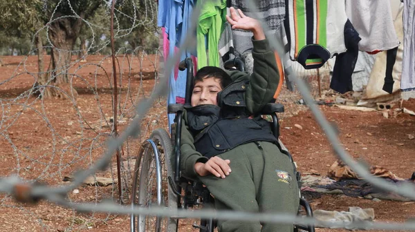 Halep, Suriye, 10 Aralık 2019: Kampta bir grup mülteci çocuk oynuyor