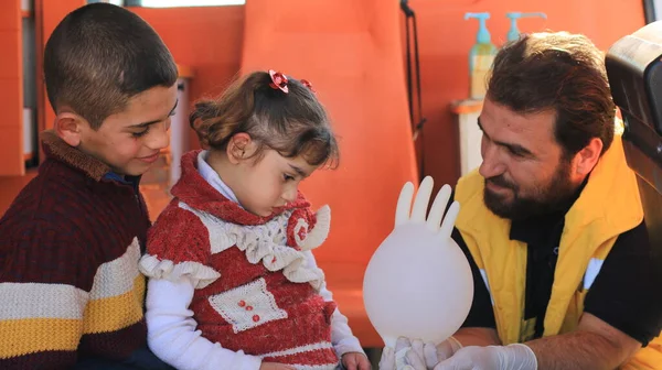 Aleppo Syrië December 2019 Een Verpleegster Probeert Een Ziek Kind — Stockfoto