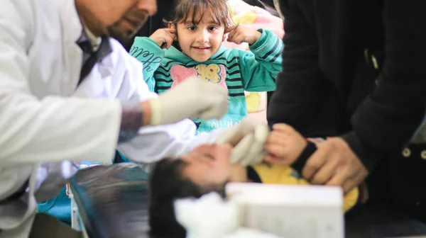 Aleppo Syria Grudnia 2019 Urocza Dziewczynka Uśmiecha Się Widok Swojego — Zdjęcie stockowe