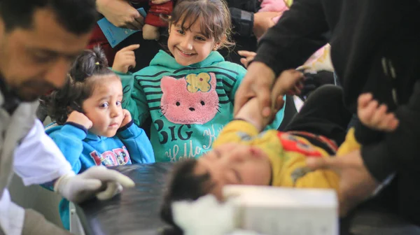 Halep Suriye Aralık 2019 Aşı Sırasında Küçük Kardeşini Ağlarken Gören — Stok fotoğraf