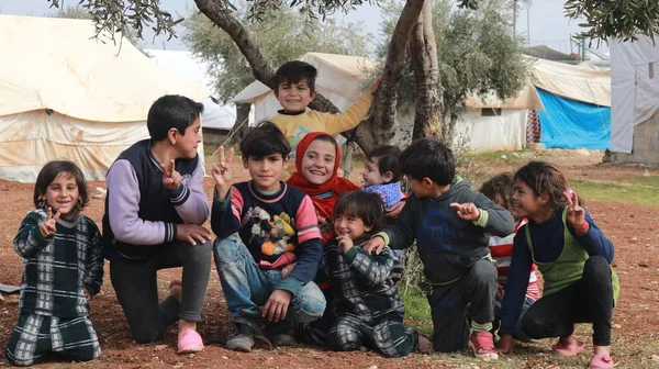 Aleppo Syrië December 2019 Een Groep Vluchtelingenkinderen Speelt Het Kamp Rechtenvrije Stockfoto's