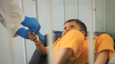 Halep, Suriye 27 Eylül 2019: Genç çocuklar hastanede tedavi ediliyor.