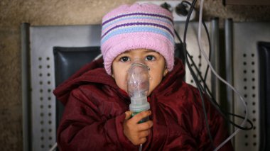 Halep, Suriye 27 Eylül 2019: Genç çocuklar hastanede tedavi ediliyor.