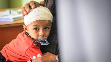 Halep, Suriye 27 Eylül 2019: Genç çocuklar hastanede tedavi ediliyor.