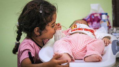 Halep, Suriye 27 Eylül 2019: Genç çocuklar hastanede tedavi ediliyor.