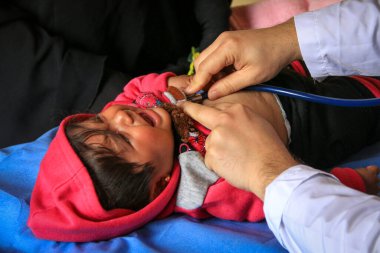 Halep, Suriye 27 Eylül 2019: Genç çocuklar hastanede tedavi ediliyor.
