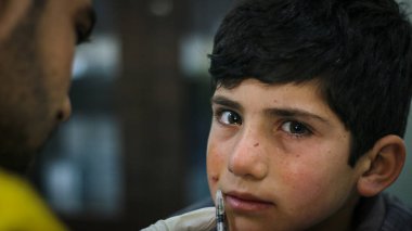 Halep, Suriye 27 Eylül 2019: Genç çocuklar hastanede tedavi ediliyor.
