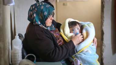 Halep, Suriye 27 Eylül 2019: Genç çocuklar hastanede tedavi ediliyor.