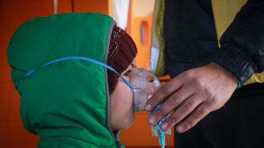 Halep, Suriye 27 Eylül 2019: Genç çocuklar hastanede tedavi ediliyor.