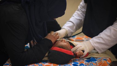 Halep, Suriye 27 Eylül 2019: Genç çocuklar hastanede tedavi ediliyor.