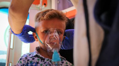 Halep, Suriye 27 Eylül 2019: Genç çocuklar hastanede tedavi ediliyor.