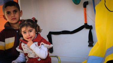 Halep, Suriye 27 Eylül 2019: Genç çocuklar hastanede tedavi ediliyor.