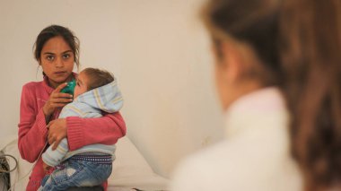 Halep, Suriye 27 Eylül 2019: Genç çocuklar hastanede tedavi ediliyor.