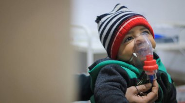 Halep, Suriye 27 Eylül 2019: Genç çocuklar hastanede tedavi ediliyor.