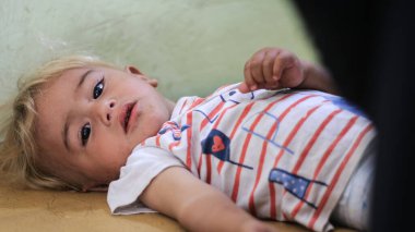 Halep, Suriye 27 Eylül 2019: Genç çocuklar hastanede tedavi ediliyor.