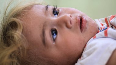 Halep, Suriye 27 Eylül 2019: Genç çocuklar hastanede tedavi ediliyor.