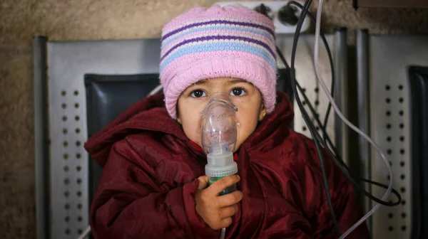 Halep, Suriye 27 Eylül 2019: Genç çocuklar hastanede tedavi ediliyor.