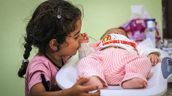 Halep, Suriye 27 Eylül 2019: Genç çocuklar hastanede tedavi ediliyor.