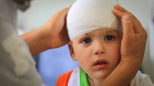 Halep, Suriye 27 Eylül 2019: Genç çocuklar hastanede tedavi ediliyor.
