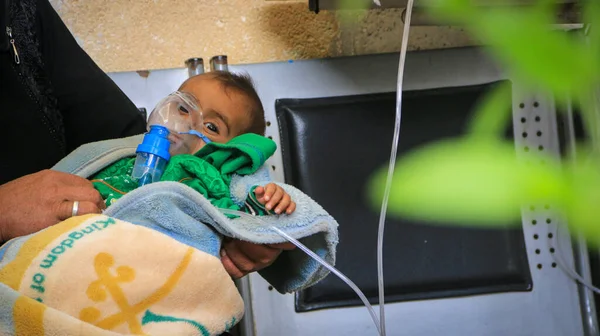 Halep, Suriye 27 Eylül 2019: Genç çocuklar hastanede tedavi ediliyor.
