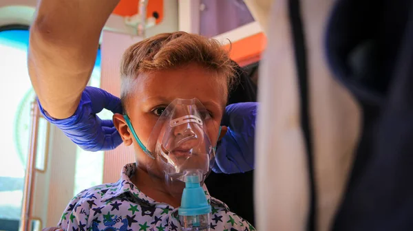 Halep, Suriye 27 Eylül 2019: Genç çocuklar hastanede tedavi ediliyor.