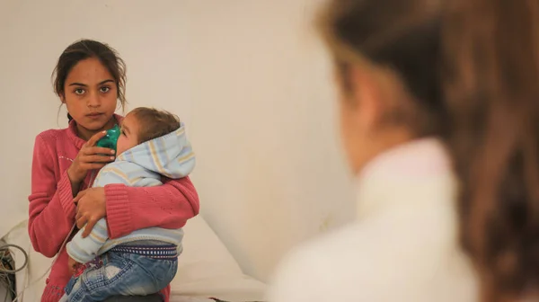 Halep, Suriye 27 Eylül 2019: Genç çocuklar hastanede tedavi ediliyor.