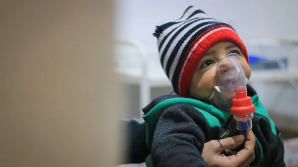 Halep, Suriye 27 Eylül 2019: Genç çocuklar hastanede tedavi ediliyor.