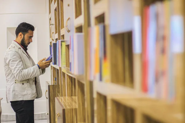 Aleppo Syria Grudnia 2019 Człowiek Czyta Książkę Bibliotece Uniwersyteckiej — Zdjęcie stockowe