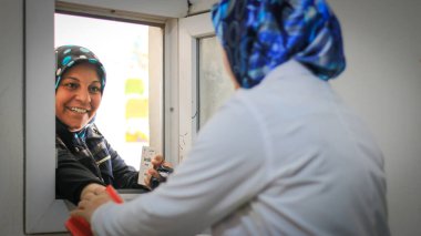 Halep, Suriye, 19 Şubat 2020: Yaşlı bir hasta doktorla konuşuyor