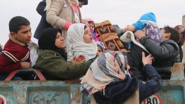 Halep, Suriye 17 Şubat 2018: Toplum temelli yardım kuruluşundan bir kız bombalamadan kaçanlara yardım sağlıyor